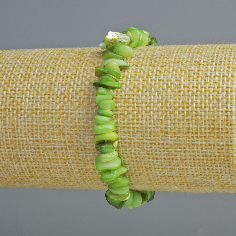 Bracelet with green mother-of-pearl chips, diameter 7x2 mm, length 18 cm (stretch)