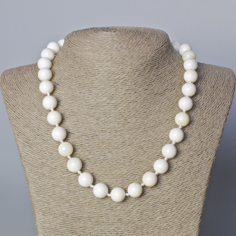 Natural mother-of-pearl necklace with smooth beads, 11.5 mm diameter, 45–50 cm length