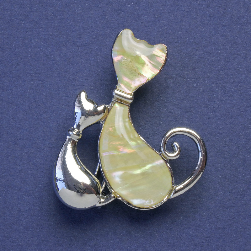 Cat Brooch-Pendant with Mother-of-Pearl, Silver-Tone Metal, 35 x 28 mm