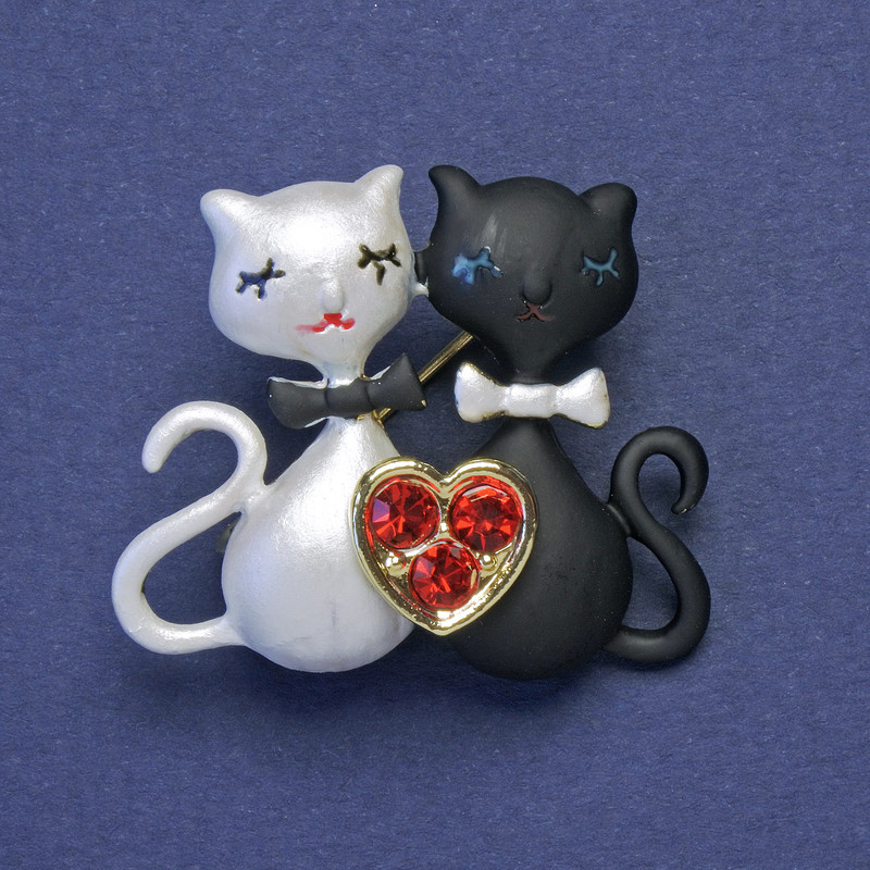 Brooch 'Loving Kittens' black and white enamel with red crystals, gold-tone metal, 28x33mm+
