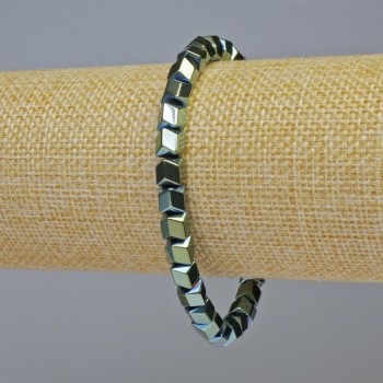 Hematite bracelet with hexagonal zigzag beads in green chameleon color, diameter 6×6 mm, length 18 cm, elastic stretch