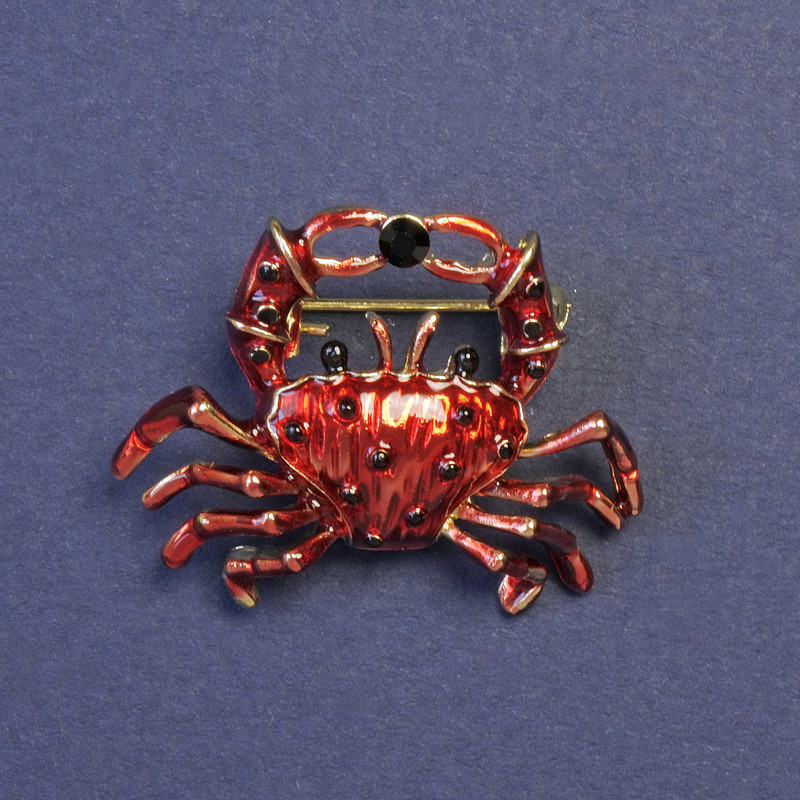 Crab Brooch red enamel gold-tone metal 23x30mm