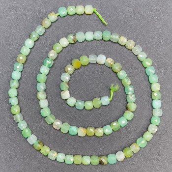 Chrysoprase beads on a thread, faceted cubes – diameter 4 mm, length 39 cm