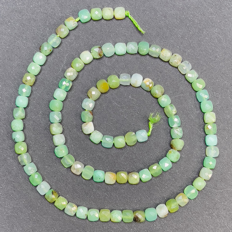 Chrysoprase beads on a thread, faceted cubes – diameter 4 mm, length 39 cm