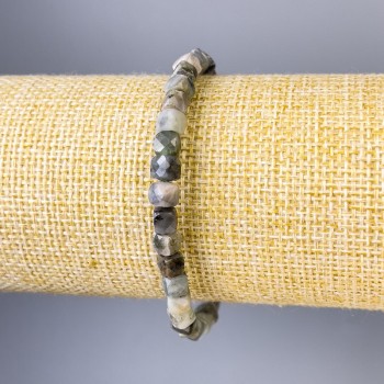 Emerald bracelet with faceted cube beads, 5x5 mm diameter, 18 cm stretch