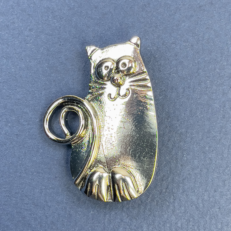 Cat Brooch-Pendant in Glossy Silvery Metal 28x37 mm+