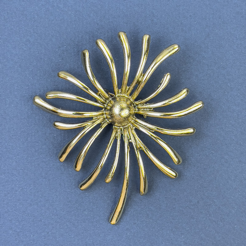 Brooch Chrysanthemum Flower in Golden Metal 61x71mm+