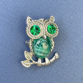 Owl brooch pendant with green crystals, silver-toned metal, diameter 25mm±, length 34mm±