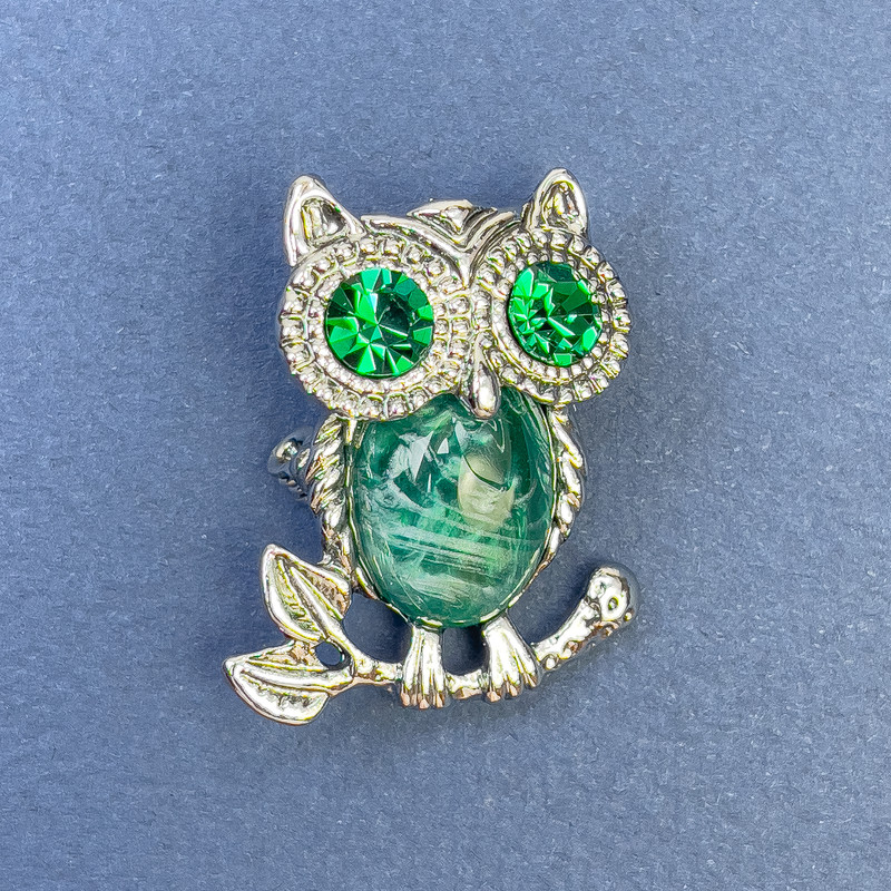 Owl brooch pendant with green crystals, silver-toned metal, diameter 25mm±, length 34mm±