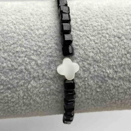 Bracelet with tourmaline faceted cubes, 4x4 mm diameter, +/- pearl inlay, length 18-23 cm +/- with extension chain