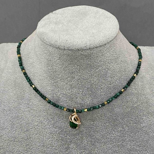 Malachite faceted cube choker, diameter 2 mm ±, with a gold-toned metal pendant, length 36–40 cm ± with a clasp