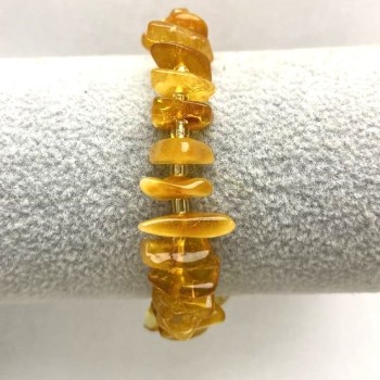 Bracelet of amber crumb, diameter 9–12×2–4 mm ±, with beads, length 18 mm ±, stretch