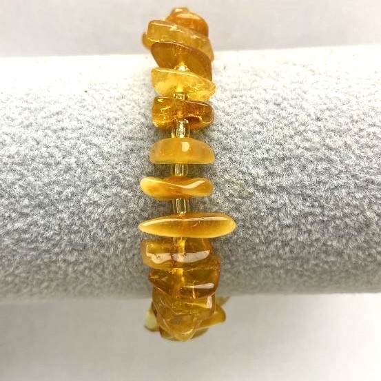 Bracelet of amber crumb, diameter 9–12×2–4 mm ±, with beads, length 18 mm ±, stretch