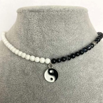 Agate choker, 4 mm diameter ± with Yin and Yang pendant 12 mm ±, length 35-40 cm+