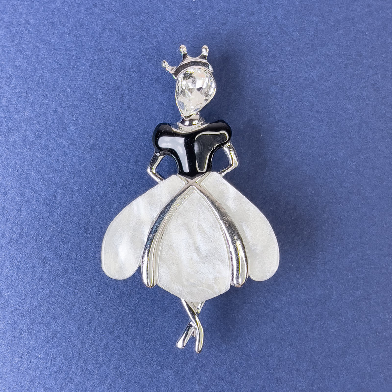 Brooch pendant 'Princess' Pearl-colored silvery metal 50x28 mm ± white crystal