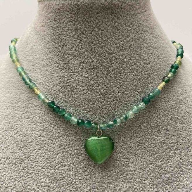 Choker with Green Agate, Faceted Beads 4 mm, Spinel 2 mm ±, Heart Pendant Cat's Eye, Length 35–40 cm