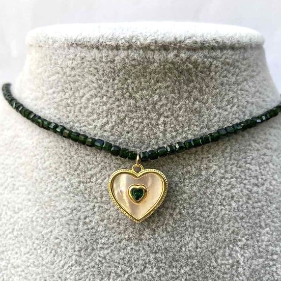 Choker with Green Aventurine (synthetic) Faceted Cubes, 2mm diameter ±, Heart Pendant, Gold-Tone Metal, Length 36–41 cm