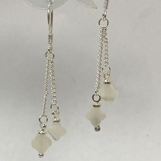 Earrings with Mother-of-Pearl in the Shape of a Four-Leaf Clover, diameter 6x2 mm ± on a silver-tone chain, length 45 mm+