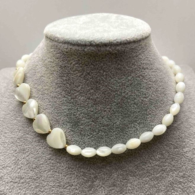 Choker with Mother-of-Pearl Beads, diameter 5.5×9 mm, heart 12×12×4 mm, gold-tone metal, length 35-40 cm with extender chain