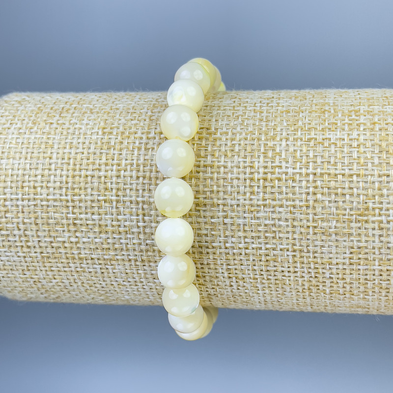 Mother-of-pearl bracelet with a smooth bead, 8 mm diameter ±, 18 mm length ±, stretch