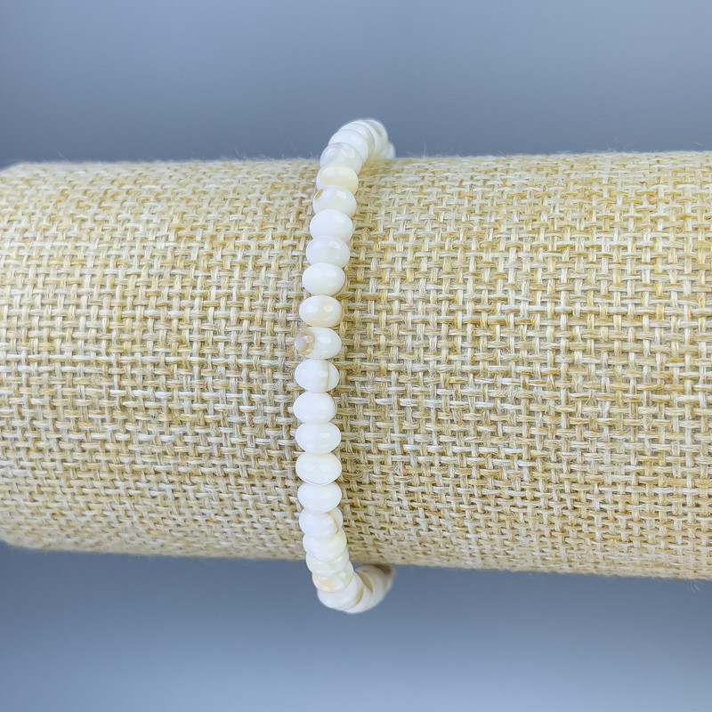 Bracelet with mother-of-pearl rondelles, diameter 5x3 mm, length 18 mm, elastic