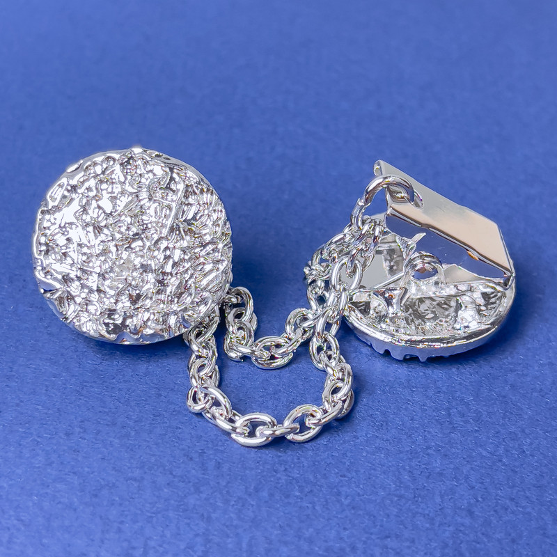 Silver-colored cardigan brooch, 20 mm diameter, chain length 9 cm