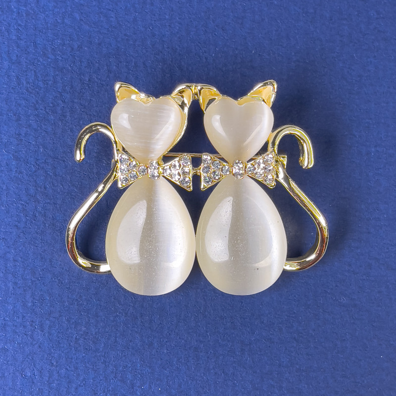 Brooch 'Cats' with White Cat's Eye and White Crystals, Gold-Tone Metal, 31x38mm
