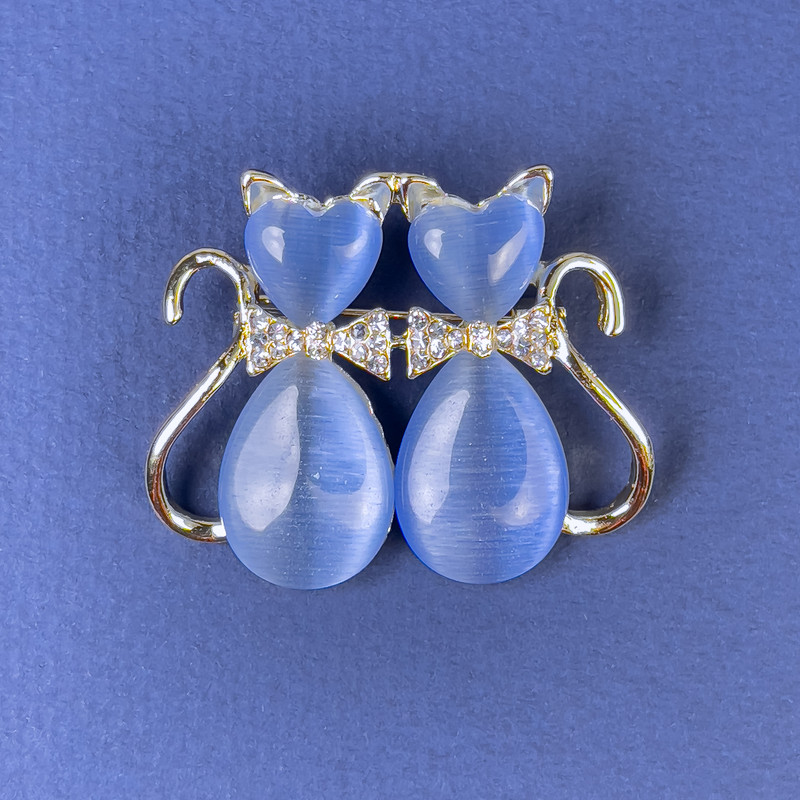 Brooch 'Cats' with Blue Cat's Eye, White Crystals, Gold-Tone Metal, 31x38mm diameter +