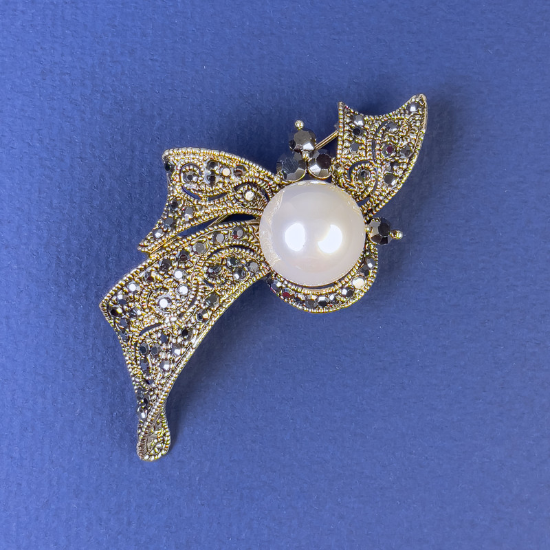 Accent Brooch with Pearl, Gray Rhinestones, Bronze-Gold Metal 60×32mm+