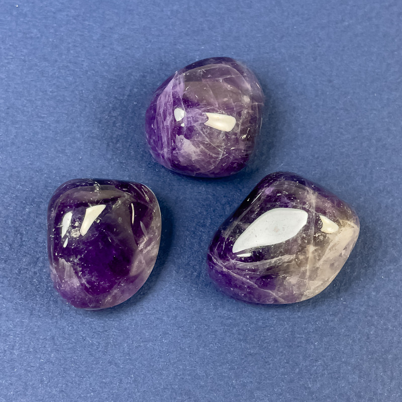 (price per 100 g) Amethyst tumbled stone — natural souvenir stone ~ dimensions 20x25 mm (±) ~ weight 12-16 g (±) per piece