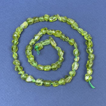 Chrysolite beads on a thread, tablet-cut, diameter 4-8×6 mm ±, length 42 cm