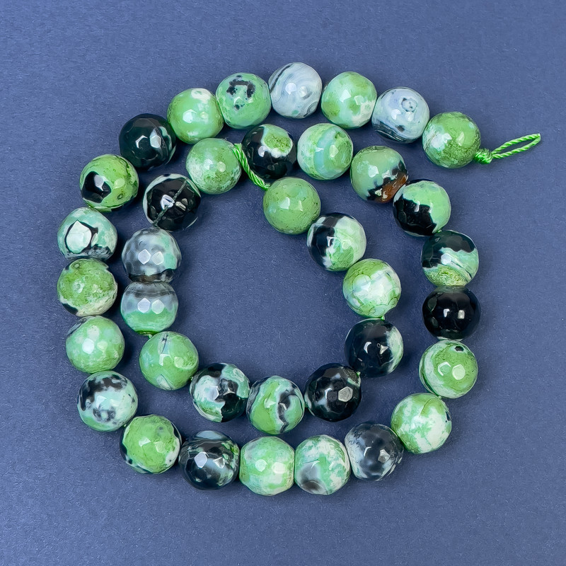 Agate beads on a thread, faceted round beads, 10 mm diameter, length 37 cm