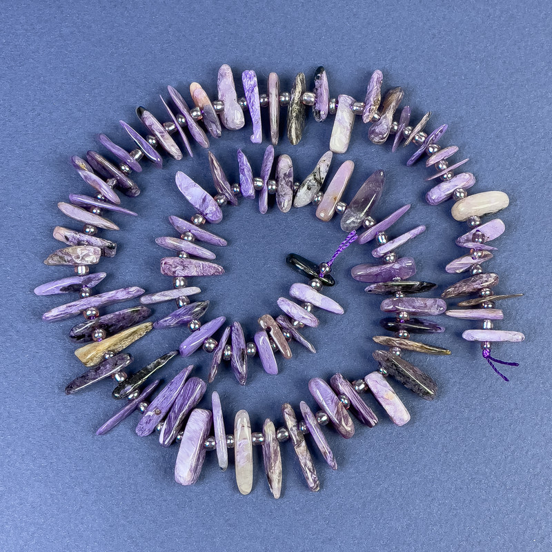 Charoite chip beads 15x3 mm +/- with seed beads on thread, length 40 cm