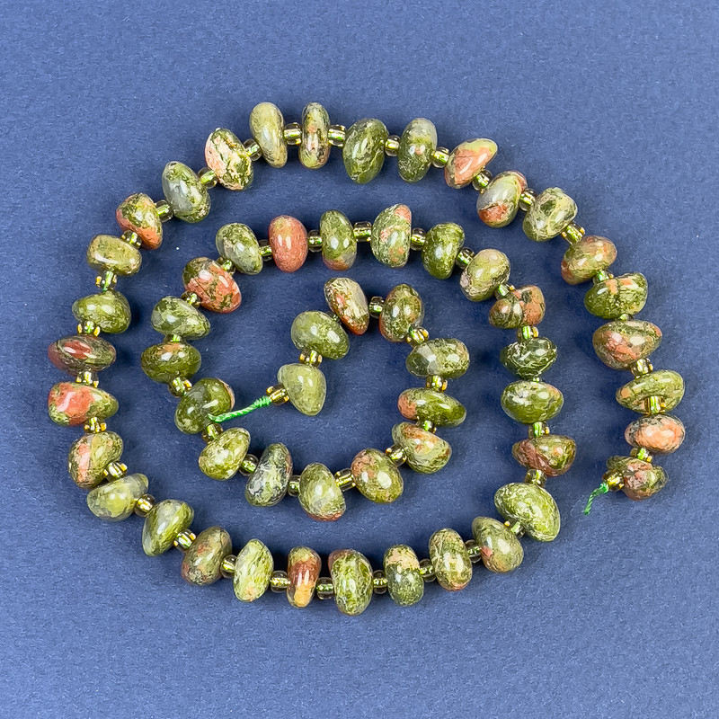 Heliotrope Jasper Beads, Faceted, 8-11×5-6 mm, with 3 mm seed beads, on a thread, length 40 cm