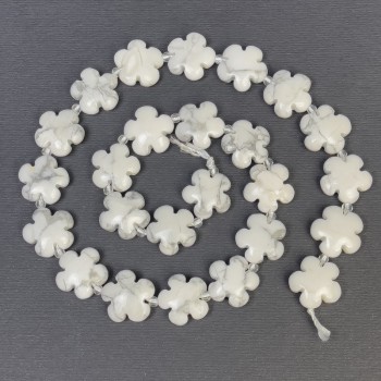 Howlite beads in flower shape, natural stone, diameter 15×6 mm+- hole diameter 1 mm+- seed beads, diameter 3 mm, length 41 cm+