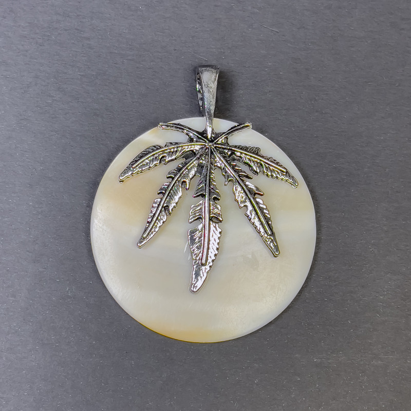 Mother-of-pearl pendant in silvery metal 62x50 mm+