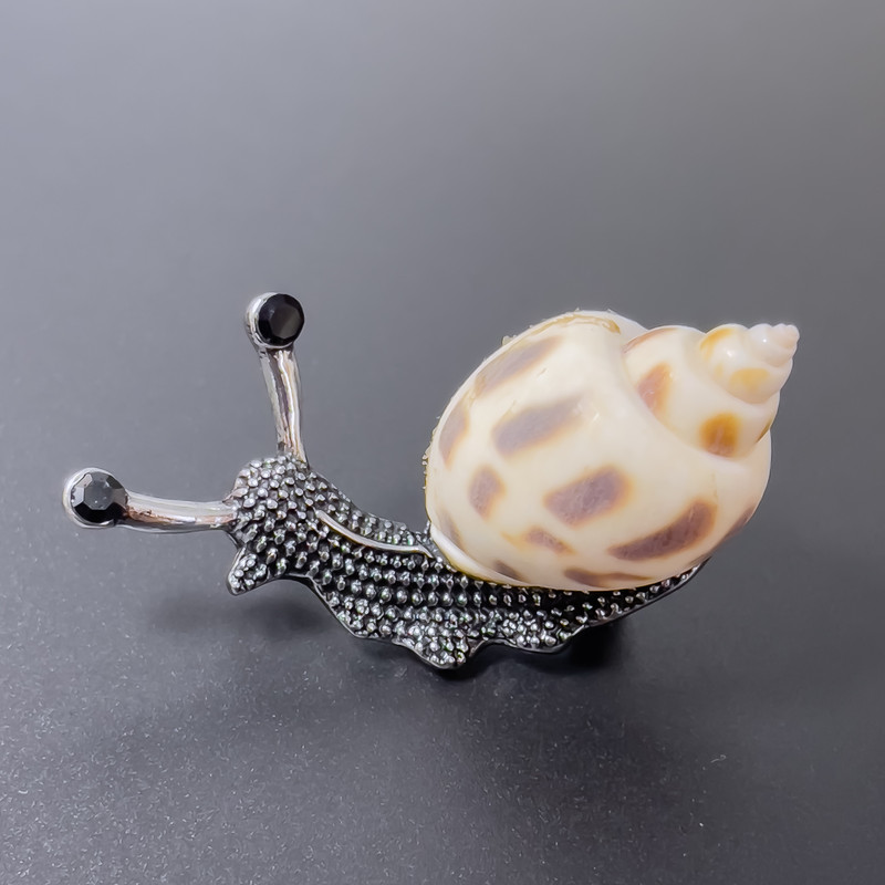 Brooch-pendant White snail with brown coloring, silver-tone metal, 53x26mm, black crystals