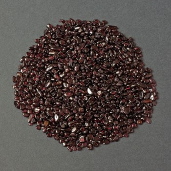 (per 100 g +/-) Natural Garnet Chips, un-drilled, 3-9×3-4 mm+