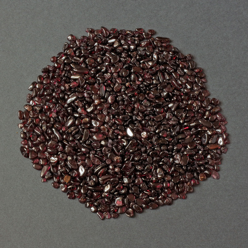 (per 100 g +/-) Natural Garnet Chips, un-drilled, 3-9×3-4 mm+