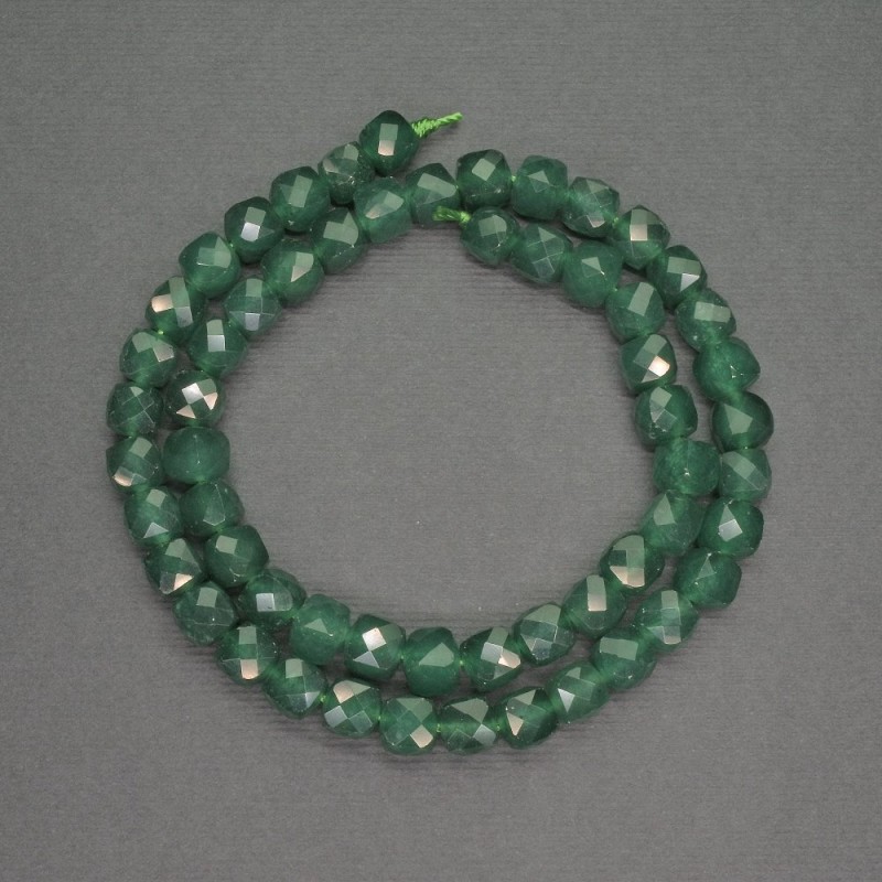 Beads of chrysoprase, faceted cube, diameter about 7 mm, length about 39 cm