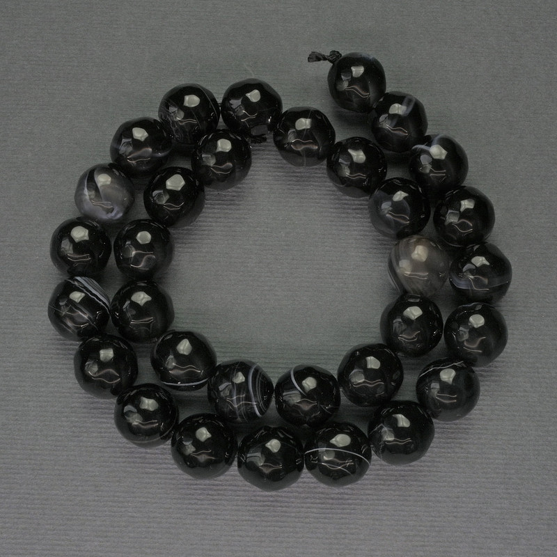 Faceted agate ball beads, 11 mm diameter ±, on a thread, length 37 cm+