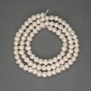 Freshwater white pearls on a strand, diameter 4–5 mm, length 36 cm