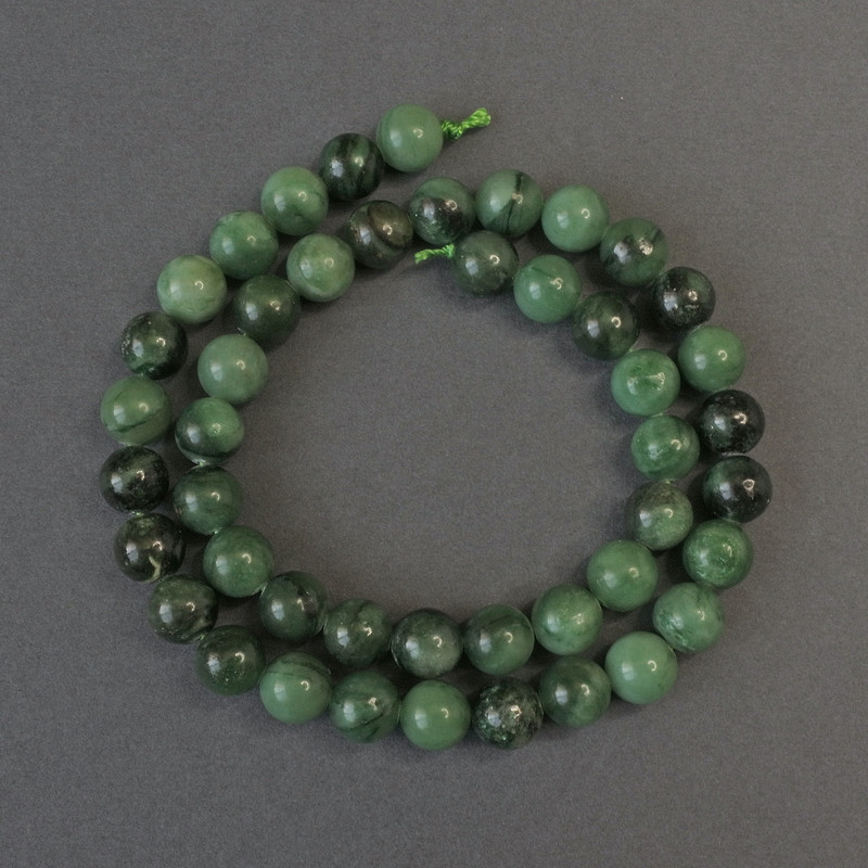 Emerald Beads Smooth Ball, 8.5 mm diameter, 39 cm length on thread