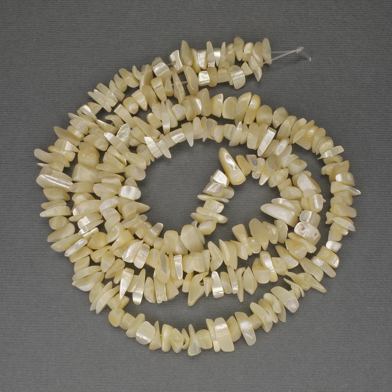 Mother-of-pearl chip beads, diameter 7–14×3–5 mm, length 78 cm ± on fishing line