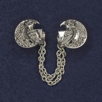 Cardigan brooch in silvery metal, diameter approx. 20 mm, chain length approx. 9 cm