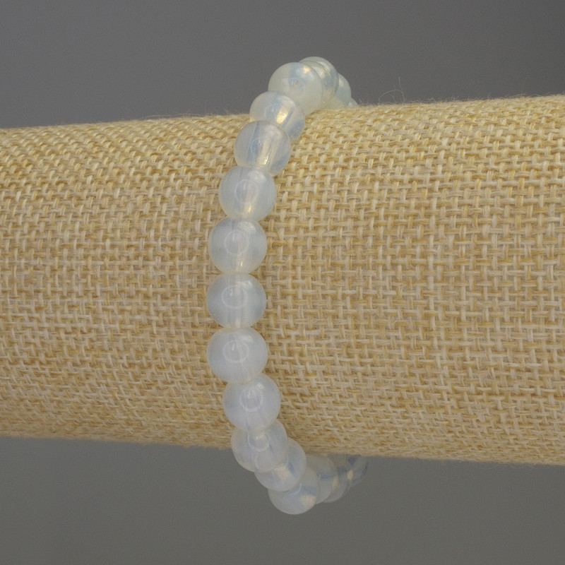 Moonstone bracelet with smooth 8mm beads +/-, length 18mm +/- stretch