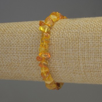 Bracelet with amber chips, 6–10×3–5 mm, length 18 mm, elastic stretch base