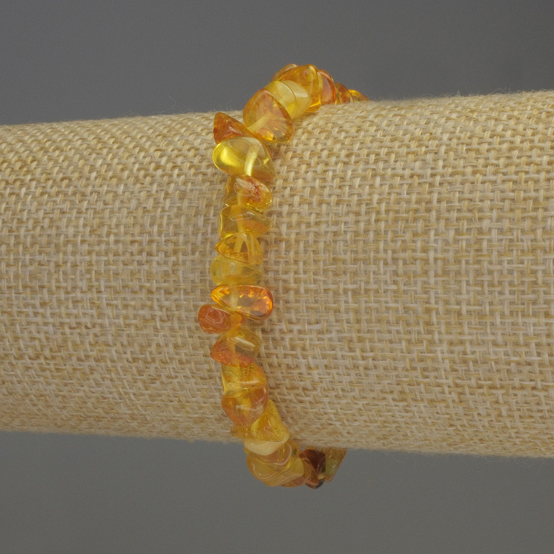 Bracelet with amber chips, 6–10×3–5 mm, length 18 mm, elastic stretch base