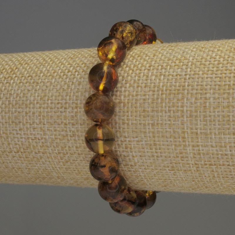 Bracelet with smooth amber beads