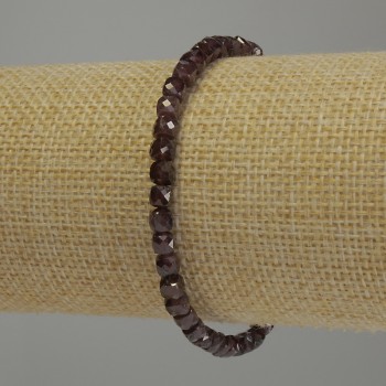 Garnet Bracelet with Faceted Cubes, 4 x 4 mm diameter, 18 cm stretch